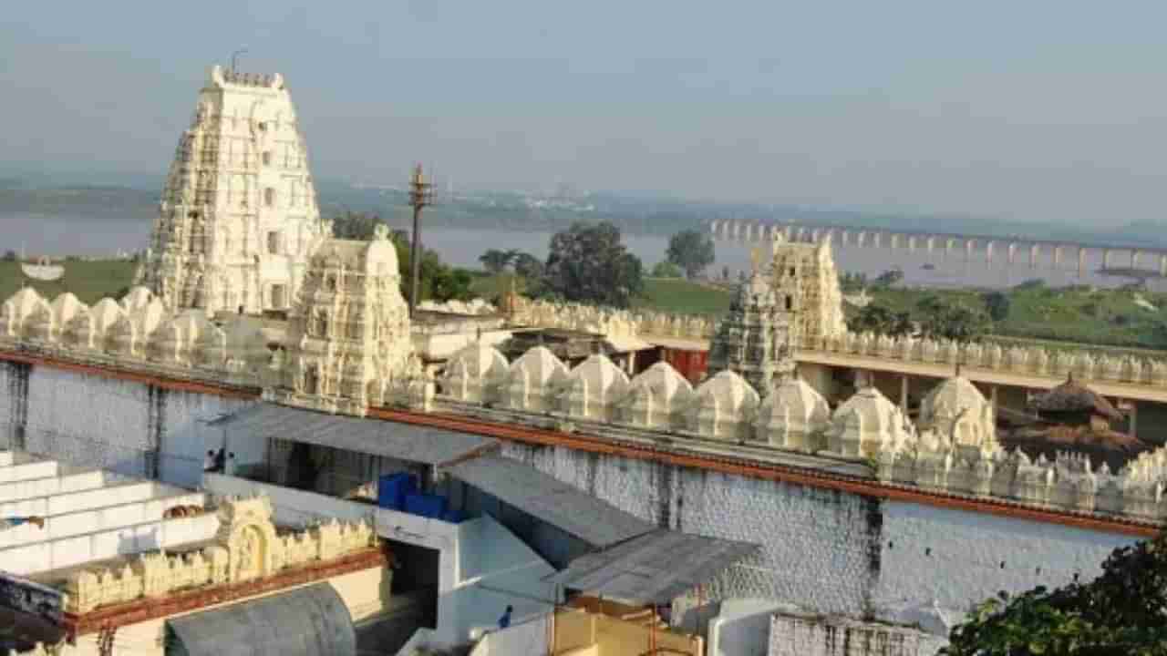 Bhadrachalam: భద్రాచలం రాములోరిపై అసభ్యకర పోస్టులు.. ఫేక్ అకౌంట్లతో రెచ్చిపోతున్న పోకిరీలు..