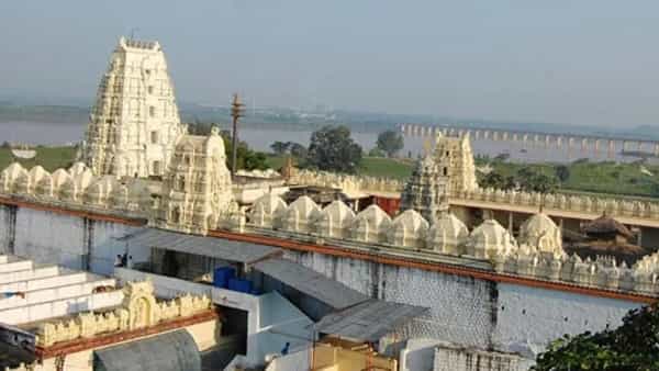 Bhadrachalam: భద్రాచలం రాములోరిపై అసభ్యకర పోస్టులు.. ఫేక్ అకౌంట్లతో రెచ్చిపోతున్న పోకిరీలు..