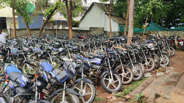 Kakinada: పార్కింగ్ ప్లేస్ కాదు.. పోలీస్ స్టేషన్.. అసలు విషయం తెలిస్తే మీరు కళ్లు తేలేయడం ఖాయం