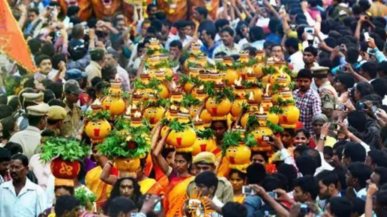 Bonalu Festival: బోనాలకు ముస్తాబవుతున్న భాగ్యనగరం.. 30న గోల్కొండలో తొలి బోనం..!