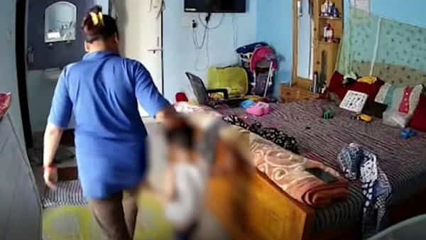 CCTV footage: పనిమనిషి రూపంలో రాక్షసి.. తల్లిదండ్రులు లేని సమయంలో చిన్నారికి నరకం చూపించింది..
