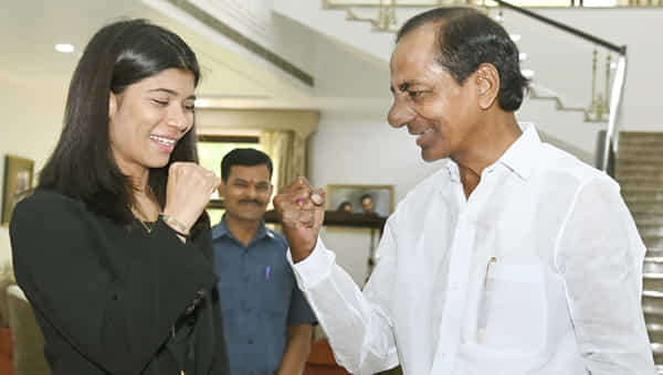 Hyderabad: నిఖత్ జరీన్, ఇషా సింగ్లకు కేసీఆర్ ఆతిథ్యం.. ప్రగతి భవన్లో క్రీడాకారులతో భోజనం చేసిన సీఎం..
