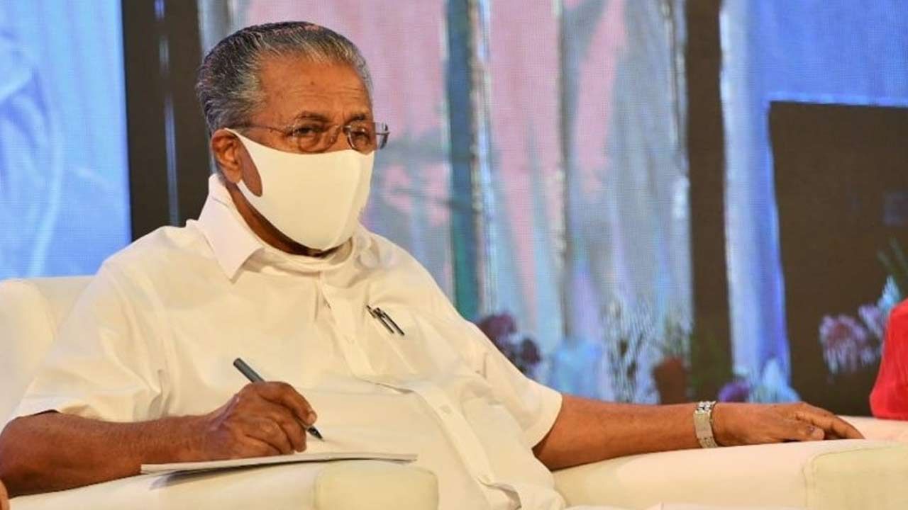 Kerala CM: కేరళ సీఎంకు బిగ్ ఝలక్.. విమానంలోనూ వదిలిపెట్టడం లేదు.. షాకింగ్ వీడియో వైరల్..