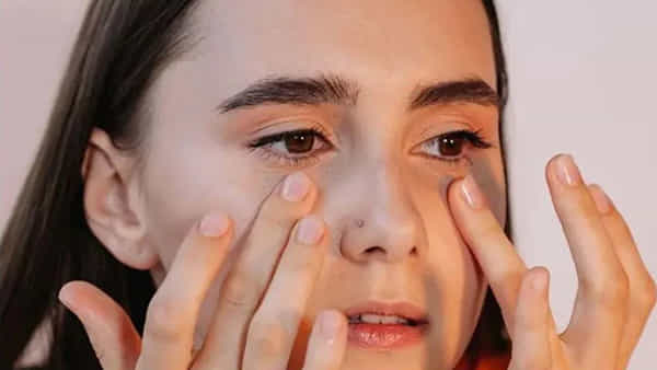 Beauty Tips: కళ్ల కింద నల్లటి వలయాలు ఇబ్బంది పెడుతున్నాయా? అయితే ఈ ఆహార పదార్థాలను మీ డైట్ లో చేర్చుకోవాల్సిందే..