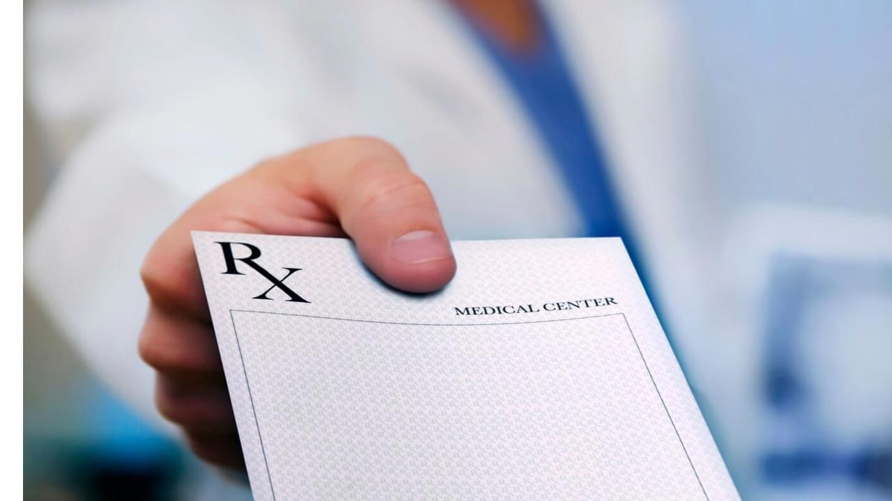 Telangana: వైద్యుడి నిర్వాకం.. బతికుండగానే చనిపోయినట్లు చీటీ రాసిచ్చాడు.. తీరా ప్రైవేట్ ఆస్పత్రికి తీసుకెళ్తే