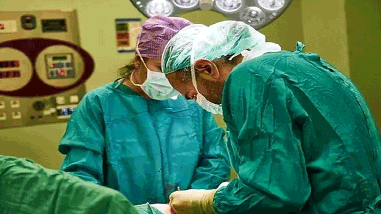 Viral: కడుపు నొప్పితో ఆస్పత్రికి వచ్చిన వ్యక్తి.. ఎక్స్‌రే చూసి కళ్లు తేలేసిన డాక్టర్స్.!