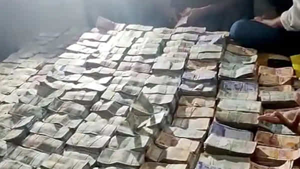 Bihar: అన్నీ రెండు వేల నోట్ల కట్టలే.. పరిస్తే డబుల్ కాట్ పరుపంత.. ఆయన అవినీతికి అధికారులే షాక్