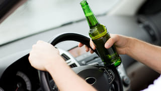 Viral Video: ఓ వ్యక్తి  కుర్చీ, బెడ్, నిచ్చెనలతో విచిత్రమైన ఫ్యాషన్ షో.. నెట్టింట వైరల్ అవుతున్న ఫన్నీ వీడియో