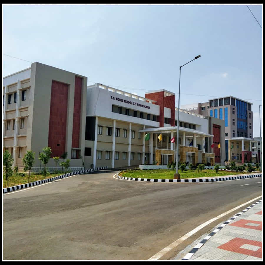 గజ్వేల్లో 20 ఎకరాల్లో బాలికల కోసం విద్యాహబ్ను నిర్మించారు. దానికి ఒక కిలోమీటర్ దూరంలో 40 ఎకరాల్లో బాలుర కోసం విద్యాహబ్ను ఏర్పాటు చేశారు. సువిశాలమైన తరగతి గదులు, భోజనశాలలు, గ్రంథాలయాలు, ప్రయోగశాలల్ని ఉత్తమ ప్రమాణాలతో రూపొందించారు.
