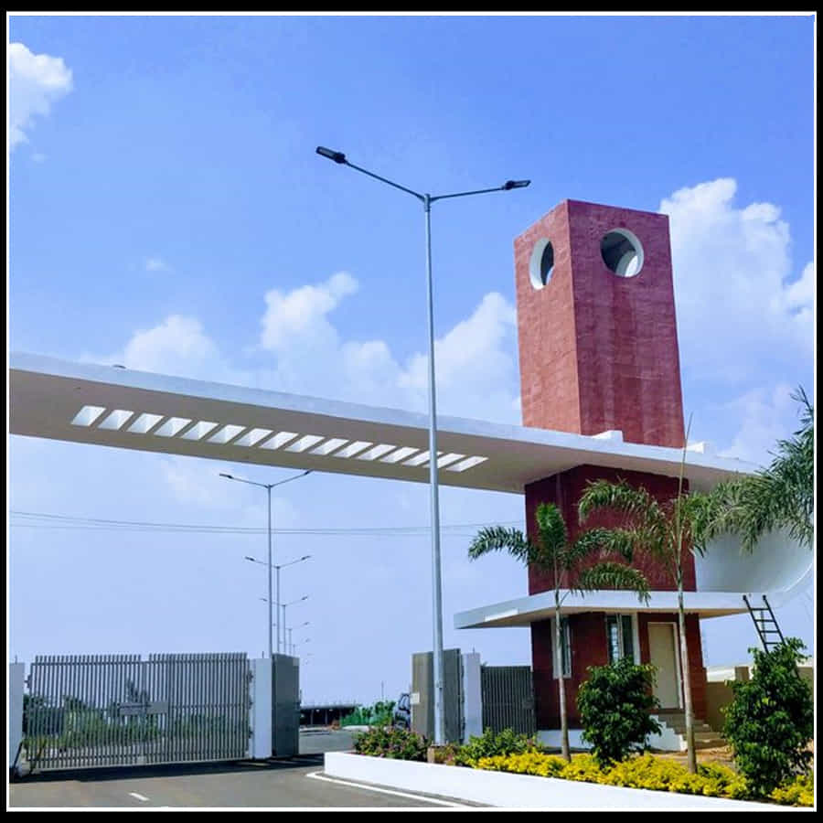 అన్ని తరగతుల వారు ఉపయోగించుకునే విధంగా ఉన్నతస్థాయి ప్రమాణాలతో సైన్స్ ల్యాబులు రూపొందించారు. ఉత్తమ బోధనతోపాటు పోటీ పరీక్షలకు కోచింగ్ ఏర్పాట్లు చేశారు. 1,200 మంది విద్యార్థుల సామర్థ్యంతో హైటెక్ ప్రమాణాలతో పెద్ద ఆడిటోరియాన్ని నిర్మిస్తున్నారు.