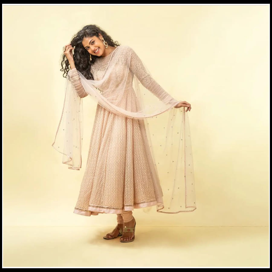 Faria Abdullah : చిట్టి అందానికి ఫిదా అవుతున్న కుర్రాళ్ళు.. ఎట్రాక్ట్ చేస్తున్న 'ఫరియా అబ్దుల్లా' ఫొటోస్..