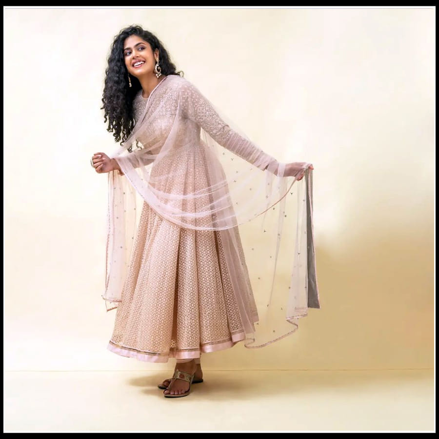 Faria Abdullah : చిట్టి అందానికి ఫిదా అవుతున్న కుర్రాళ్ళు.. ఎట్రాక్ట్ చేస్తున్న 'ఫరియా అబ్దుల్లా' ఫొటోస్..