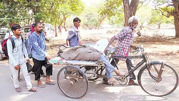 చేతుల్లోనే మిత్రుడి మరణం.. సాయం కరువై.. రిక్షాలో మృతదేహంతో స్నేహితులు..