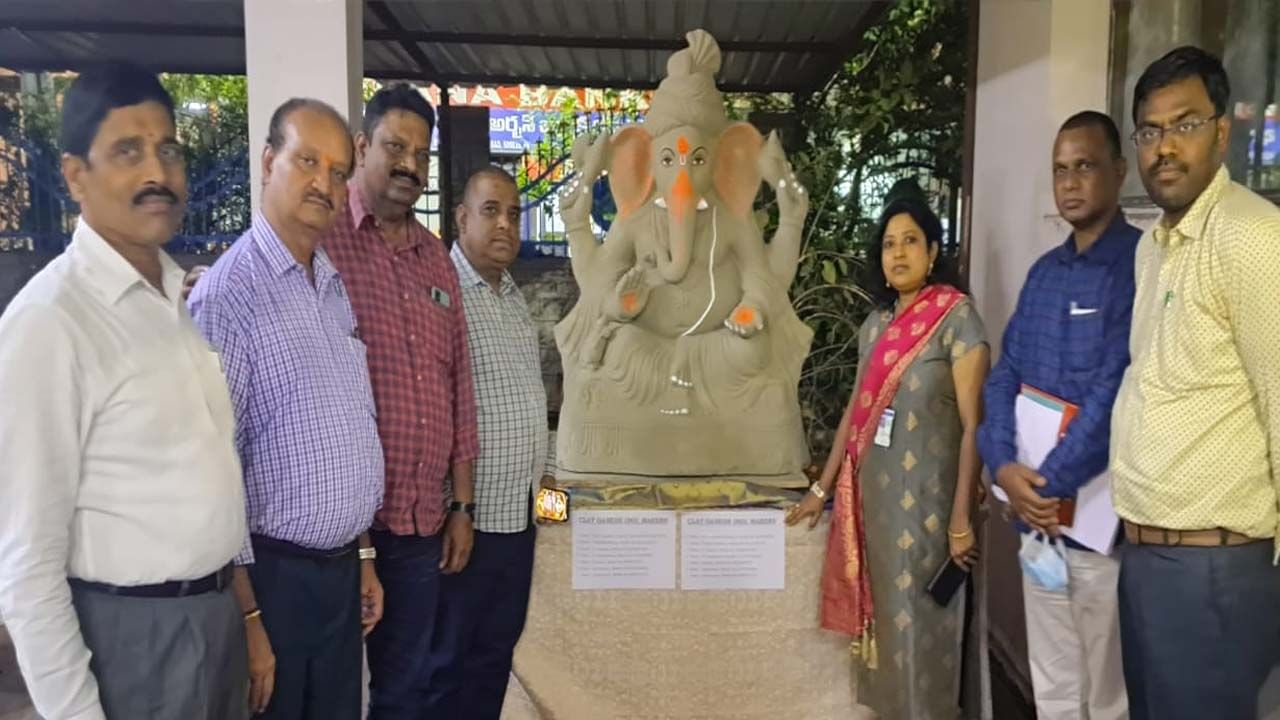 Ganesha Idol: భాగ్యనగరంలో మొదలైన చవితి సందడి.. ప్రజల్లో అవగాహన కోసం మట్టి విగ్రహం ఆవిష్కరణ