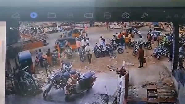 Gang war: సోషల్ మీడియా వార్.. కాస్తా రోడ్డు మీదకి.. 2 వర్గాల నడుమ భీకర ఫైట్..