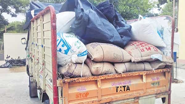 Viral: పైన అన్నీ ఉప్పు బస్తాలే.. అడుగున ఓ బస్తాలో ఉన్న అసలు సరుకు చూసి అధికారులు స్టన్