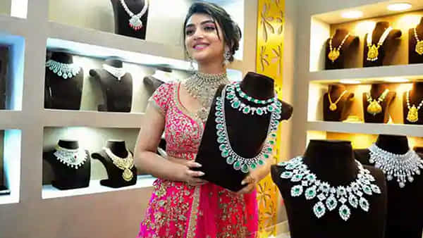 Gold Price: గోల్డ్ లవర్స్కి పండగలాంటి వార్త.. దేశ వ్యాప్తంగా తగ్గిన బంగారం ధర.. సిల్వర్ కూడా..