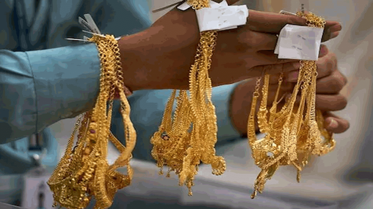 Andhra Pradesh: తాకట్టు బంగారాన్ని చెక్ చేసిన బ్యాంక్ మేనేజర్.. ఒక్కసారిగా లెక్కలు చూడగా మైండ్ బ్లాంక్!