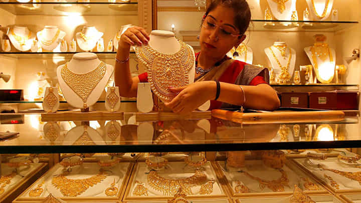 Gold Rates: ఆర్ధిక పతనంలో దేశాలు.. బంగారం రేటు పెరుగుతుందా..? Gold Rates: ఆర్ధిక పతనంలో దేశాలు.. బంగారం రేటు పెరుగుతుందా..?
