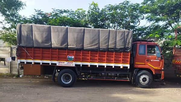 Viral: గూడ్స్ క్యారియర్లో 74 చిన్న బాక్సులు.. వాటిని ఓపెన్ చేసి చూడగా పోలీసుల మైండ్ బ్లాంక్!