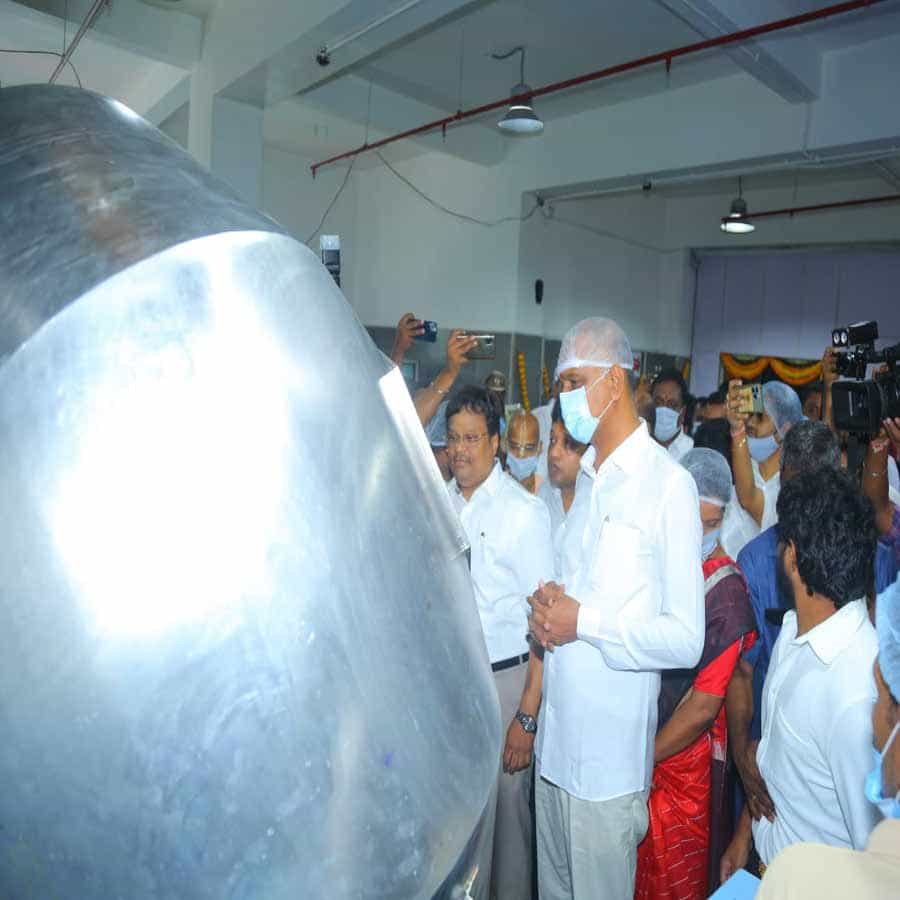 హైదరాబాద్ లో ఈ 18 దవాఖానలకు అన్ని జిల్లాల నుంచి చికిత్స కోసం భారీ సంఖ్యలో రోగులు వస్తుంటారు. ఒక రోగి వెంట ఒకరో ఇద్దరో సహాయకులు కూడా వస్తారు.  ముఖ్యంగా రోగికి సర్జరీలు జరిగినప్పుడు, క్యాన్సర్ వంటి దీర్ఘకాలిక రోగాలకు చికిత్స కోసం వచ్చే రోగులు, వారి అటెండెంట్స్ రోజుల తరబడి నగరంలో ఉండాల్సిన పరిస్థితి ఉంటుంది. అయితే ప్రభుత్వాస్పత్రుల్లో చికిత్స తీసుకుంటున్న రోగులకు ప్రభత్వమే ఉచితంగా పోషకాహారం అందిస్తోంది. కానీ వారికి తోడుగా వచ్చేవారు మాత్రం ఆకలికి అలమటిస్తున్నారు. రోగులకు సహాయం కోసం వస్తున్నవారి అవస్థలను సీఎం కేసీఆర్ గుర్తించారని చెప్పారు 