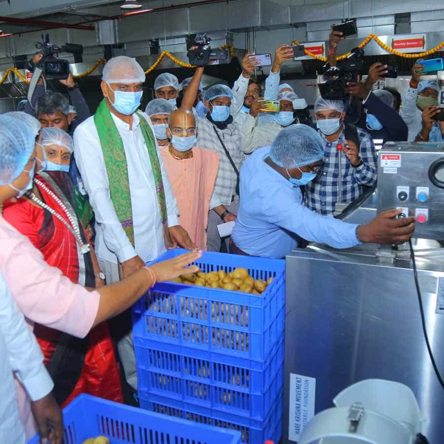 18 ఆసుపత్రుల్లో రోజు సుమారు 20 వేల మందికి లబ్ది చేకూరుతుందని అన్నారు మంత్రి హరీశ్ రావు. ప్రభుత్వం ఒక్కో ప్లేట్ భోజనానికి   21 రూపాయలు సబ్సిడీ ఇస్తోంది. ఈ భోజనం కోసం ప్రభుత్వం ఏటా రూ. 38.66 కోట్లను ఖర్చు చేస్తోందన్నారు. ఇప్పటికే భోజనం తినడానికి అవసరమైన నీటి సదుపాయం,షెల్టర్స్‌, ఫ్యాన్లు వంటివి టీఎస్‌ఎండీసీ ఏర్పాటు చేసిందని తెలిపారు. 