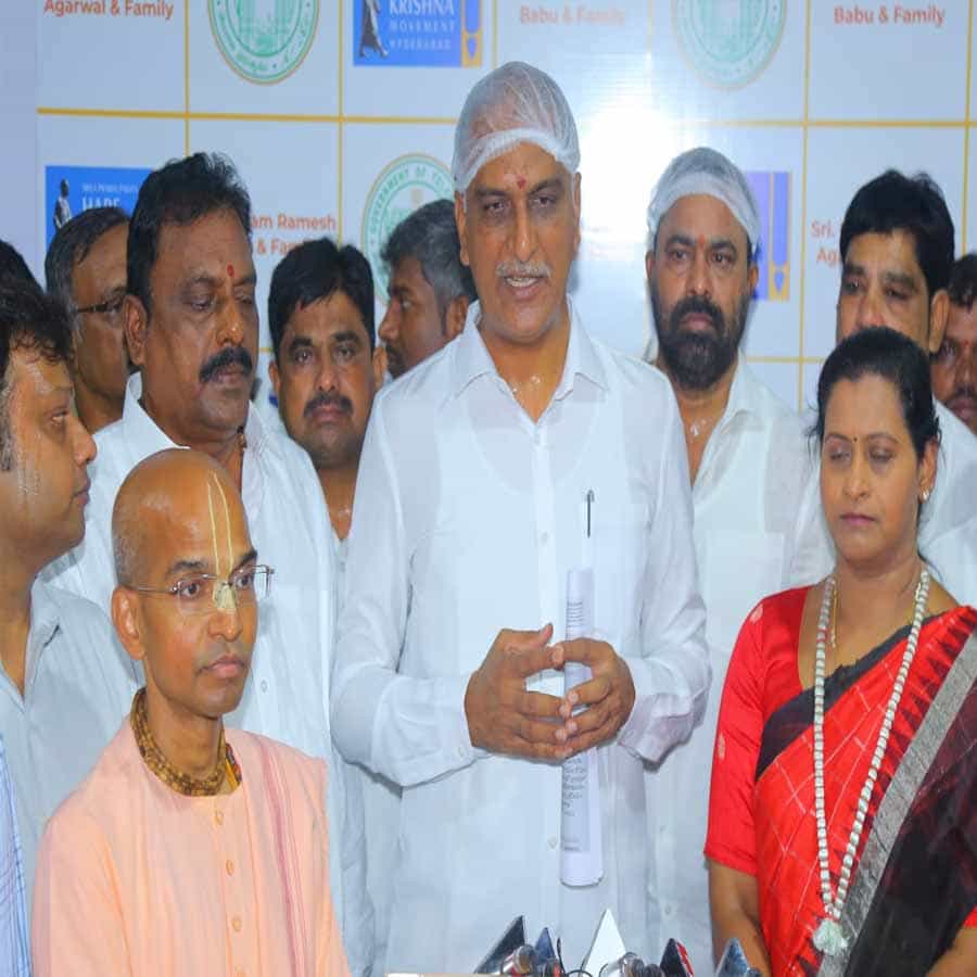 రోగి డైట్‌ ఛార్జీలను రెట్టింపు  చేయాలని ప్రభుత్వం నిర్ణయించింది. టీ.బి., క్యాన్సర్‌ తదితర రోగులకు బలవర్ధకమైన ఆహారం అందించడం కోసం బెడ్‌ ఒక్కంటికి ఇచ్చే డైట్ ఛార్జీలను 56 రూపాయలనుంచి 112 రూపాయలకు పెంచామని తెలిపారు. సాధారణ రోగులకు ఇచ్చే డైట్ ఛార్జీలు బెడ్ ఒక్కంటికి 40 రూపాయలనుంచి 80 రూపాయలకు పెంచాం. దీని కోసం ప్రభుత్వం ప్రతి ఏటా 43.5కోట్ల రూపాయలను ఖర్చు చేస్తోందన్నారు మంత్రి. 

