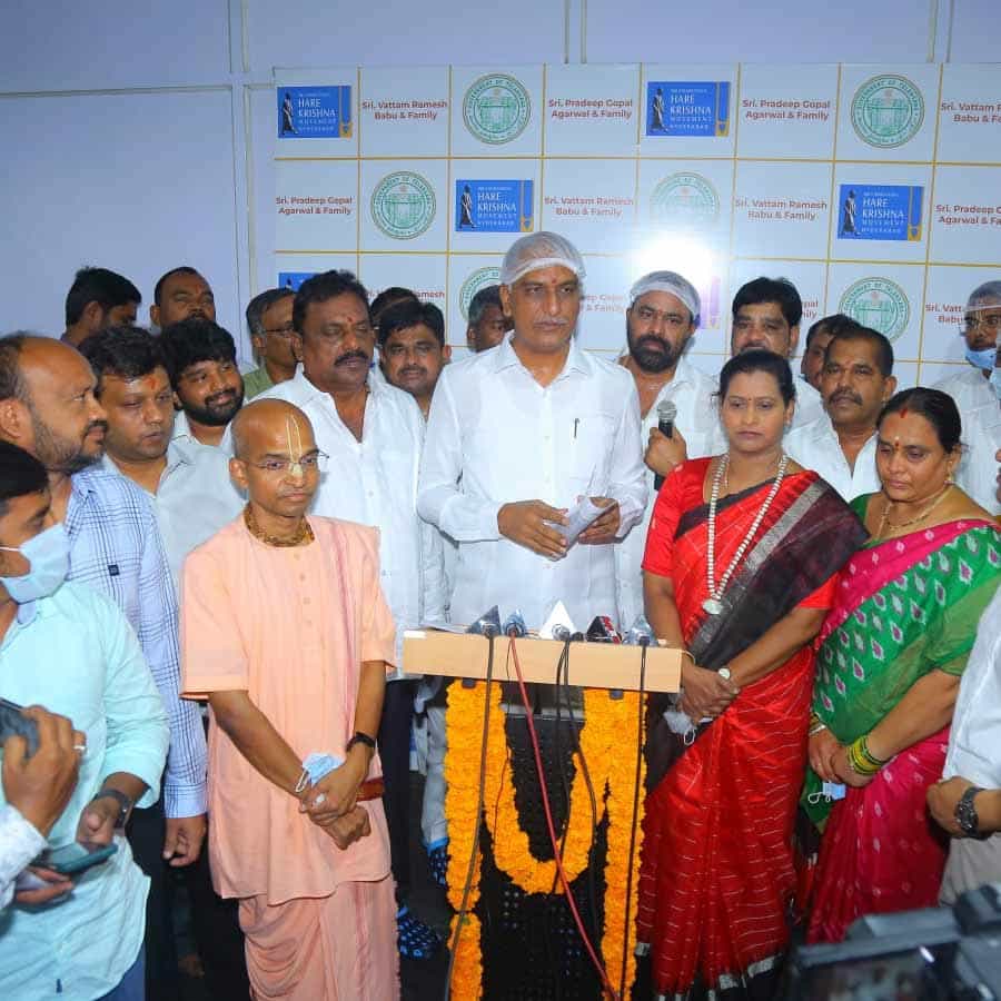 పారిశుధ్యకార్మికులకు, ఇతర సిబ్బందికి వేతనాలు పెంచాలని ముఖ్యమంత్రి కేసీఆర్ నిర్ణయం తీసుకున్నారు.  ఈ మేరకు బడ్జెట్ లో ప్రభుత్వం బెడ్ ఒక్కంటికి చేసే పారిశుద్ద్య ఖర్చును 5000 నుంచి 7500 రూపాయలకు పెంచింది. ఇందు కోసం ప్రభుత్వం రూ. 338 కోట్లను ప్రతి సంవత్సరం వెచ్చించనుందన్నారు. 
