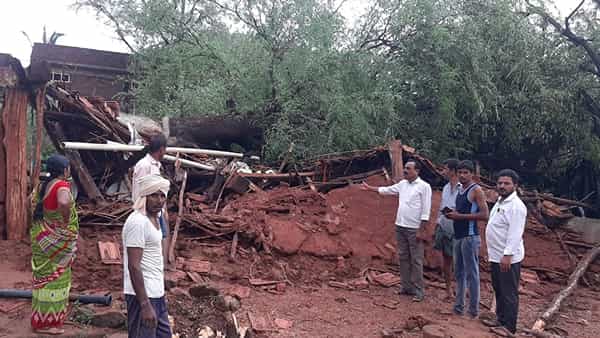 Telangana: ఎండనుంచి ఉపశమనం పొందేలోపుగానే,.. ఈదురుగాలుల బీభత్సం.. అక్కడ కరెంట్ కట్!