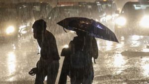 Hyderabad Rains: హైదరాబాద్‌లో కుండపోత వర్షం.. అప్రమత్తంగా ఉండాలంటూ జీహెచ్ఎంసీ అలర్ట్..