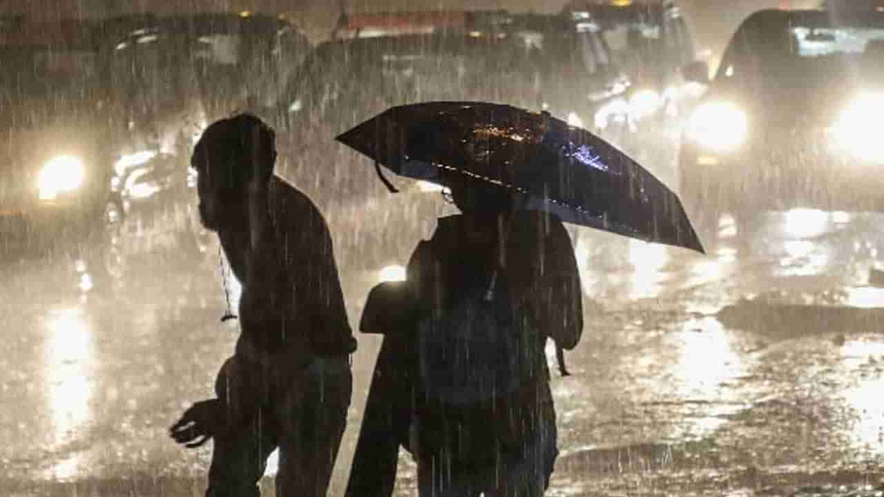 Hyderabad Rains: హైదరాబాద్‌లో కుండపోత వర్షం.. అప్రమత్తంగా ఉండాలంటూ జీహెచ్ఎంసీ అలర్ట్..