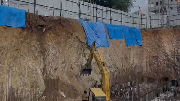 Hyderabad: పుప్పాల గూడలో దారుణం.. నిర్మాణంలో ఉన్న గోడ కూలి ఇద్దరు కూలీలు మృతి.. శ్రీకాకుళం వాసులుగా గుర్తింపు