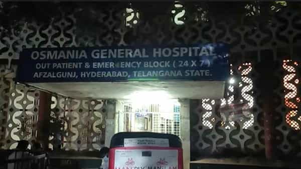 Hyderabad: కూతుర్ని వేధిస్తున్నాడని అల్లుడిపై దాడి చేసిన మామ.. తీవ్ర గాయాలు పరిస్థితి విషమం