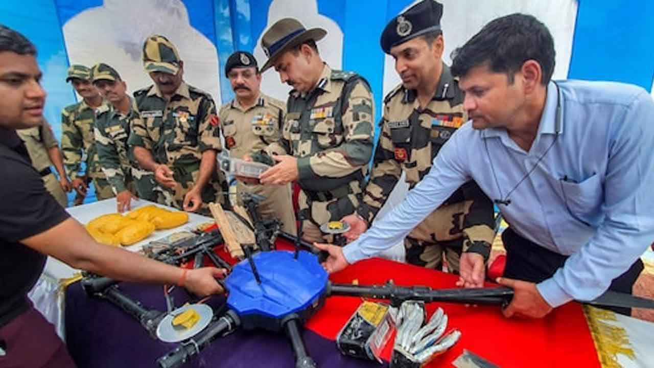 Amarnath Yatra: అమర్ నాథ్ యాత్రే టార్గెట్‌గా పాక్ కుట్రలు.. డ్రోన్ల ద్వారా పేలుడు పదార్థాలు.. సరిహద్దుల్లో అలర్ట్..