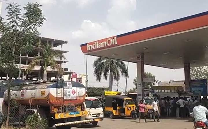 Fuel Crisis: నిర్మల్ జిల్లాలో డీజిల్ కొరత.. పెట్రోల్ పంపుల్లో నో స్టాక్ బోర్డు.. అసలు కారణం ఇదేనా?..