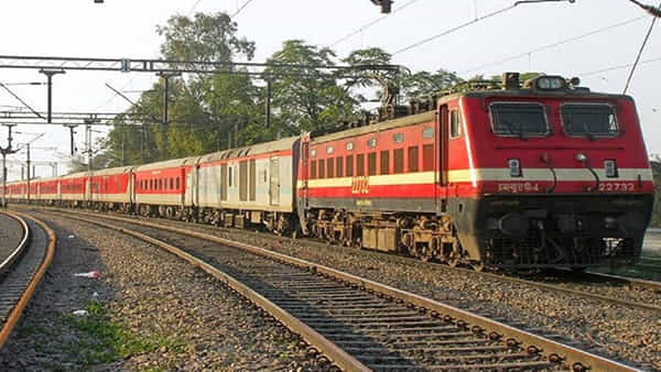 Indian Railways: రైల్వే ప్రయాణికులకు అలర్ట్.. ఈ రోజు 262 రైళ్ల రద్దు.. జాబితాను తెలుసుకోండిలా..!