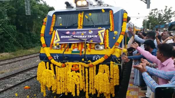 Indian Railways: పట్టాలెక్కిన తొలి ప్రైవేటు రైలు.. నోరూరించే వంటకాలతో పాటు మరెన్నో సౌకర్యాలు