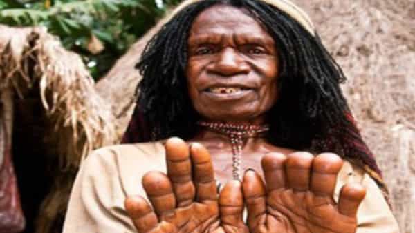 Dani Tribe: Dani Tribe: చనిపోతే సగం కాలిన శవం ఇంట్లోనే.. మహిళ వేలు కట్.. వింత ఆచారం ఎక్కడంటే..?