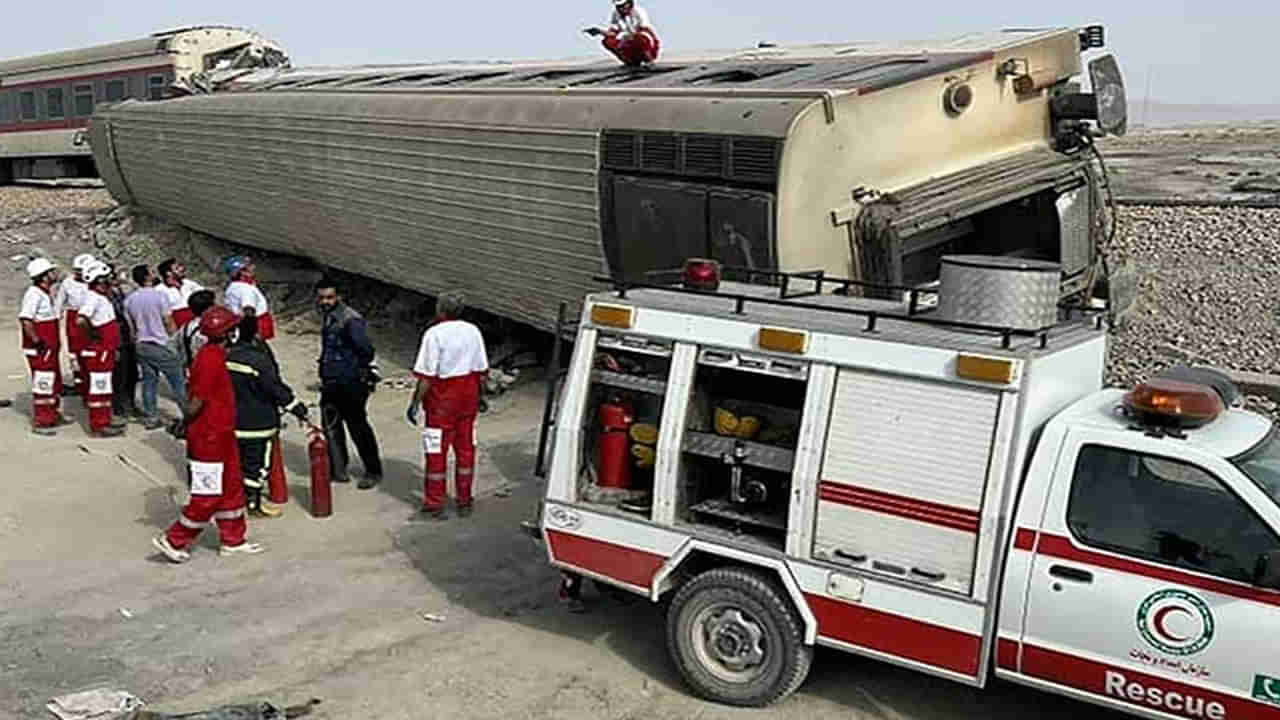 Local Train Derails: పట్టాలు తప్పిన ప్యాసింజర్ రైలు.. 17 మంది మృతి, 50 మందికి గాయాలు.. ఎక్కడంటే..