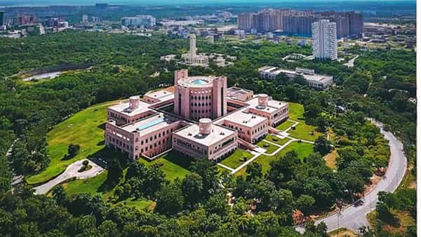 ISB Hyderabad: దేశంలో మొదటి స్థానంలో నిలిచిన ఇండియన్ స్కూల్ ఆఫ్ బిజినెస్.. ప్రపంచంలో 75వ ర్యాంక్..