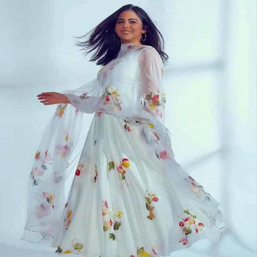 ఇషా అంబానీ ధరించిన తెలుపు రంగు పూల అనార్కలి కుర్తాతోపాటు, పైన షిఫాన్ దుపట్టా కూడా వస్తుంది. లూజ్ హెయర్, లైట్ మేకప్, పింక్ కలర్ లిప్ స్టిక్, హోప్ ఇయర్ రింగ్స్.. అలంకరణతో ఈ డ్రెస్ చూపరులను ఆకట్టుకుంటుంది.