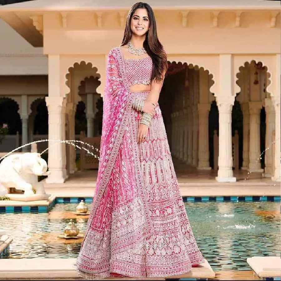 పింక్ కలర్ లెహంగాపై హ్యాండ్ ఎంబ్రాయిడరీ చేసిన ఈ లెహంగాపై ఇషా వజ్రాభరణాలను ధరించింది. ఈ లుక్ కూడా బాగుంటుంది.