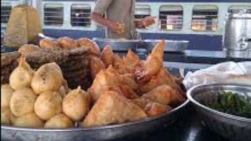 Samosa stall: రైల్వే స్టేషన్‌లో ఫుడ్ స్టాల్‌లో రైల్వే బృందం తనిఖీలు.. సమోసా 8గ్రా. బరువు తక్కువ ఉందని సీజ్