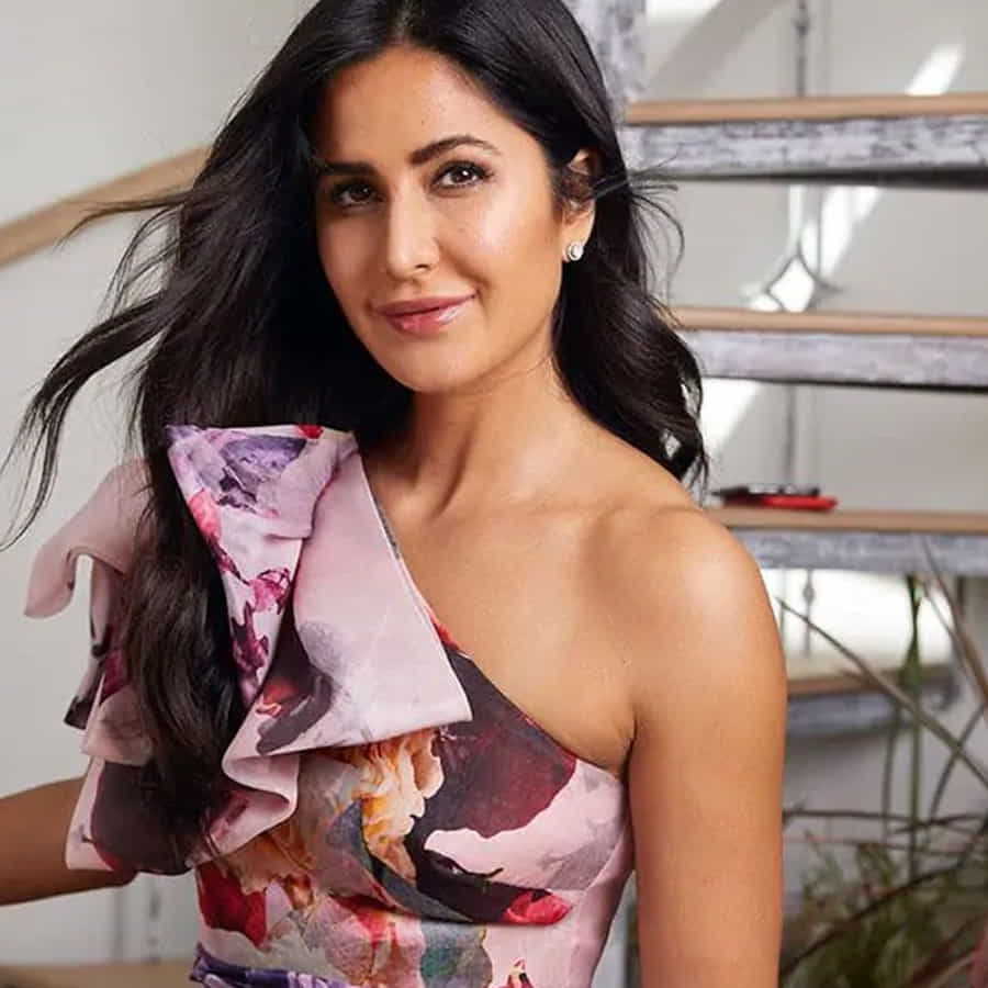 బాడీని, స్కిన్ను హైడ్రేట్ గా ఉంచడానికి, కత్రినా పుష్కలంగా నీరు తాగుతుంది. వీటితో పాటు తరచూ ఇతర ద్రవ పదార్థాలను తీసుకుంటుంది. ఉదయం 4 గ్లాసుల నీరు తాగడంతోనే కత్రినా దినచర్య ప్రారంభమవుతుంది. ఇలా నీరు ఎక్కువగా తాగడం వల్ల జీవక్రియ రేటు మెరుగుపడుతుండట.