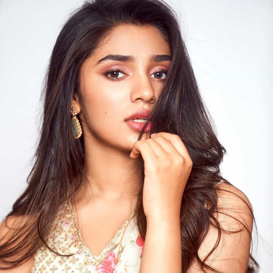 ప్రస్తుతం ఈ అమ్మడు తమిళ్ స్టార్ హీరో సూర్య.. డైరెక్టర్ బాలా కాంబోలో రాబోతున్న సినిమాలో నటిస్తోంది. ఈ మూవీ తర్వాత కోలీవుడ్ అరంగేట్రం చేస్తోంది కృతి శెట్టి. ప్రస్తుతం ఈ మూవీ షూటింగ్ శరవేగంగా జరుగుతుంది. 