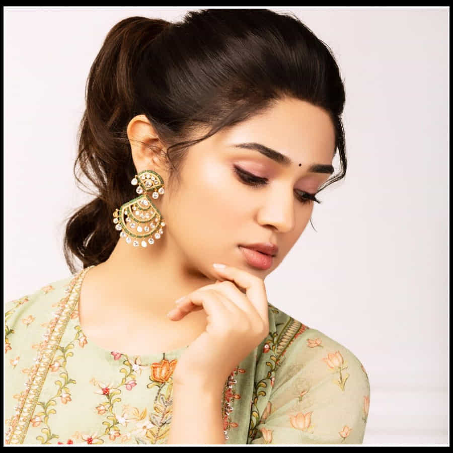 Krithi Shetty: ట్రెండీ డ్రస్ లో మతిపోగొడుతున్న నేషనల్ క్రాష్ 'కృతిశెట్టి'.