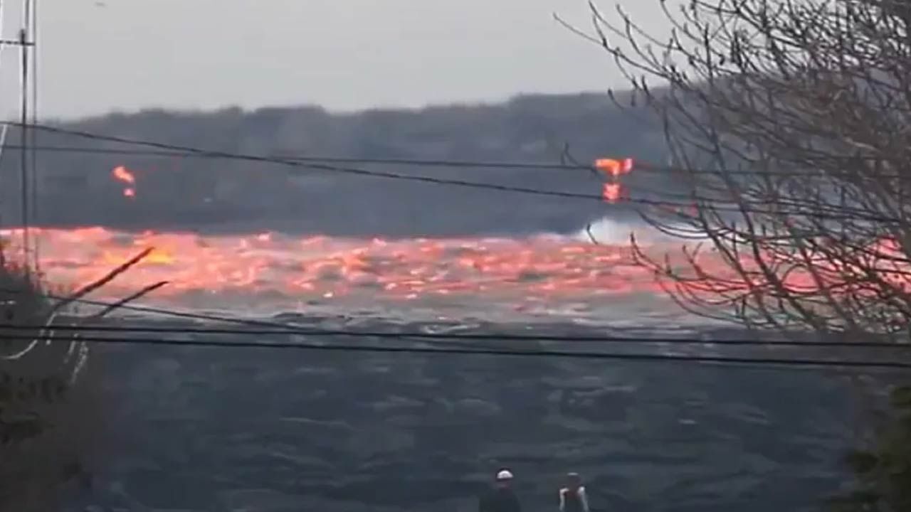 Lava of Volcano: అగ్నిపర్వతం నుంచి ఎర్రని నీరులా ప్రవహిస్తున్న లావా... షాకింగ్ వీడియో వైరల్..