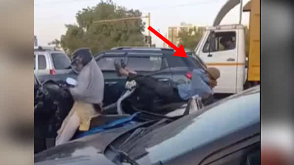 Video viral: ట్రాఫిక్ సిగ్నల్స్ను ఇలా కూడా వాడుకుంటారా.? ఈ వ్యక్తి చేసిన పనికి ఫ్యూజులు ఎగరాల్సిందే!