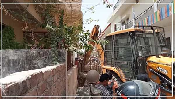Prayagraj Violence: యూపీలో మళ్లీ బుల్డోజర్ల హల్చల్.. అల్లర్ల మాస్టర్ మైండ్ ఇంటిని కూల్చేసిన పోలీసులు..