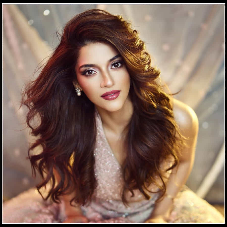 Mehreen Kaur Pirzada: సన్నజాజి తీగలా తళుక్కుమన్న మెహ్రీన్..